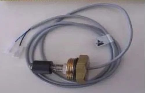Durchflusswächter mit Metallanschluss und Kabeln, hergestellt von Remeha. Das Produkt ist für die Überwachung von Durchflüssen konzipiert.